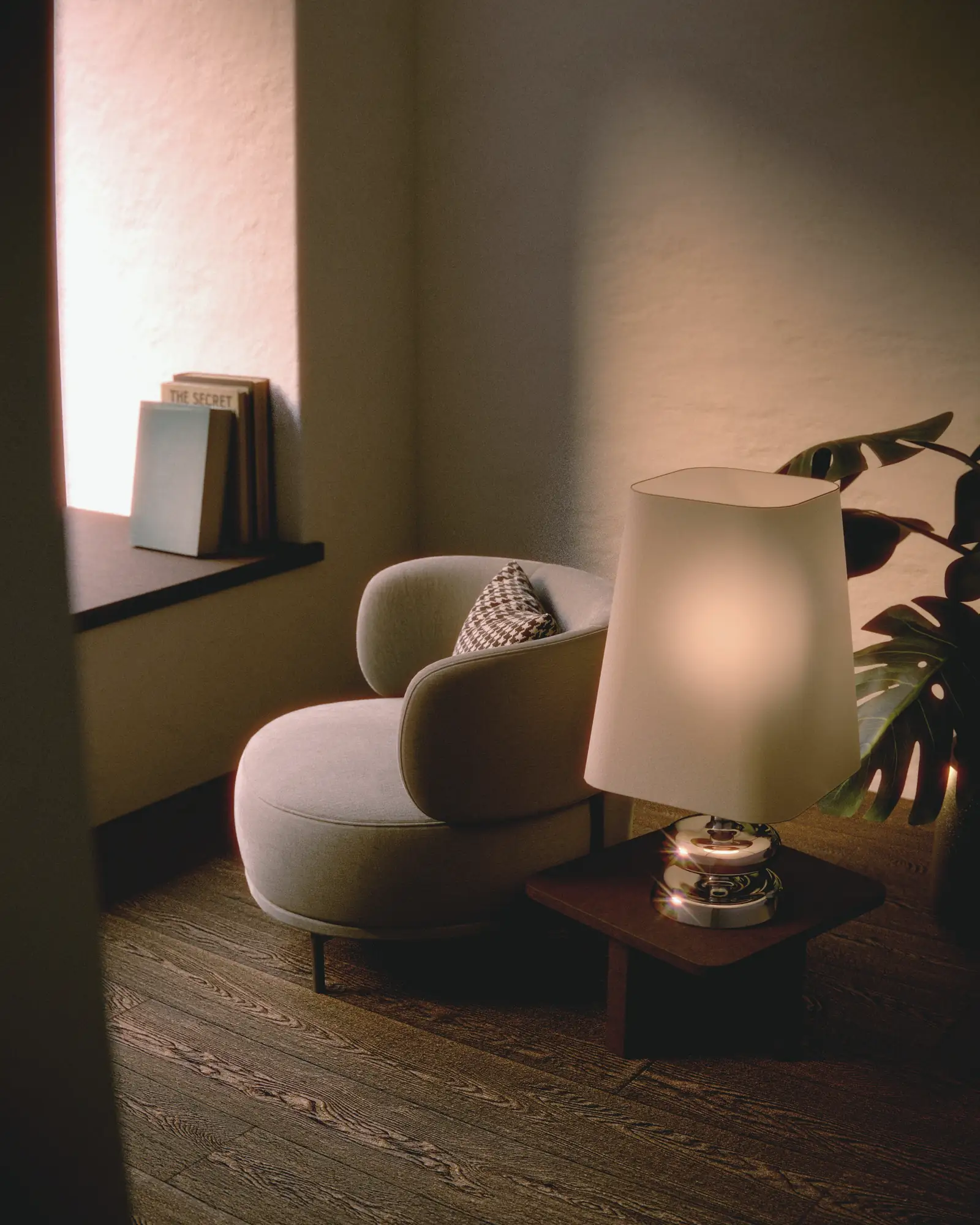 Gemütliche Sitzecke mit Sessel, Stehlampe und einer Grünpflanze im Abendlicht.